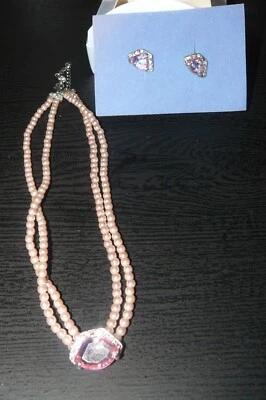 Avon Rosa Perlado Doble Fila Collar y Pendientes Perforados Conjunto de Regalo Nuevo en Caja Foto 1 de 3