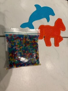 1 Packung Bügelperlen Hama ca 130g sowie 2 Steckformen Delfin und Pferd - Bild 1 von 4