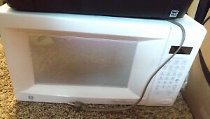 GE - 0.9 Cu. Ft. Microwave - White Pre-owned Great Working condition 