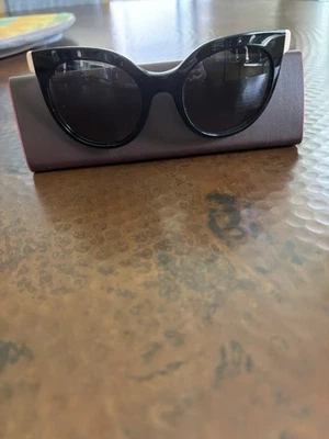 REBAJADO 2X Gafas de sol para mujer auténticas Rom FENDI NUEVAS CON ETIQUETAS/Negras + Detalle lateral desnudo  Foto 1 de 4