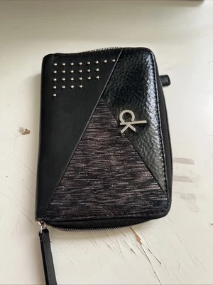 Carteira de couro preta com zíper Calvin Klein - Imagem 1 de 4