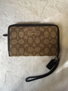 Cartera/muñequera Coach Signature marrón de lona recubierta doble esquina con cremallera - Imagen 1 de 8