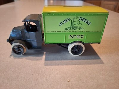 ERTL: John Deere 1926 Mack Bulldog Delivery Van: escala 1/25: 7" de largo Foto 1 de 4