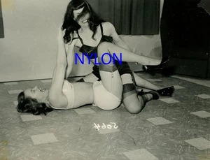 RARE BETTIE PAGE / JUNE KING VINTAGE 1950's 3 1/2 x 4 1/2 PHOTOGRAPH IRVING KLAW - Picture 1 of 1