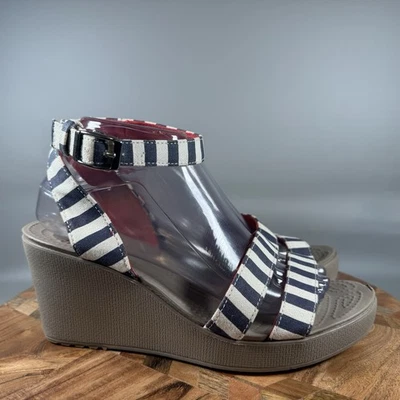Sandalias de cuña Crocs Leigh II con correa cruzada al tobillo para mujer talla 9 rayas blancas Foto 1 de 4