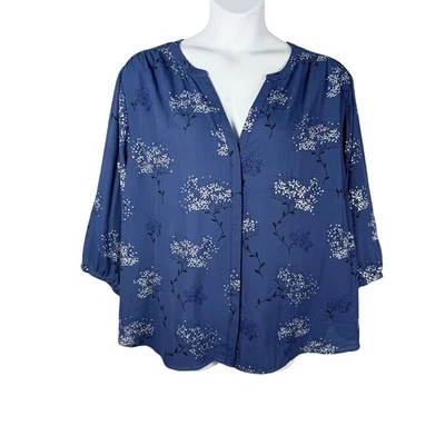 Blusa NYDJ 3x Azul Plata Estampado de Ramas Gasa Cuello Dividido Abotonada Pintuck Foto 1 de 4