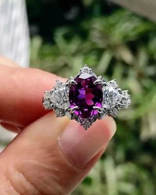 Anillo de compromiso enchapado en oro blanco de 14 quilates de 2,40 quilates de amatista de corte ovalado creado en laboratorio Foto 1 de 4