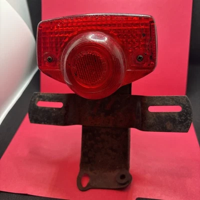 Soporte de matrícula trasero trasero blanco de un Honda 1971 Foto 1 de 4