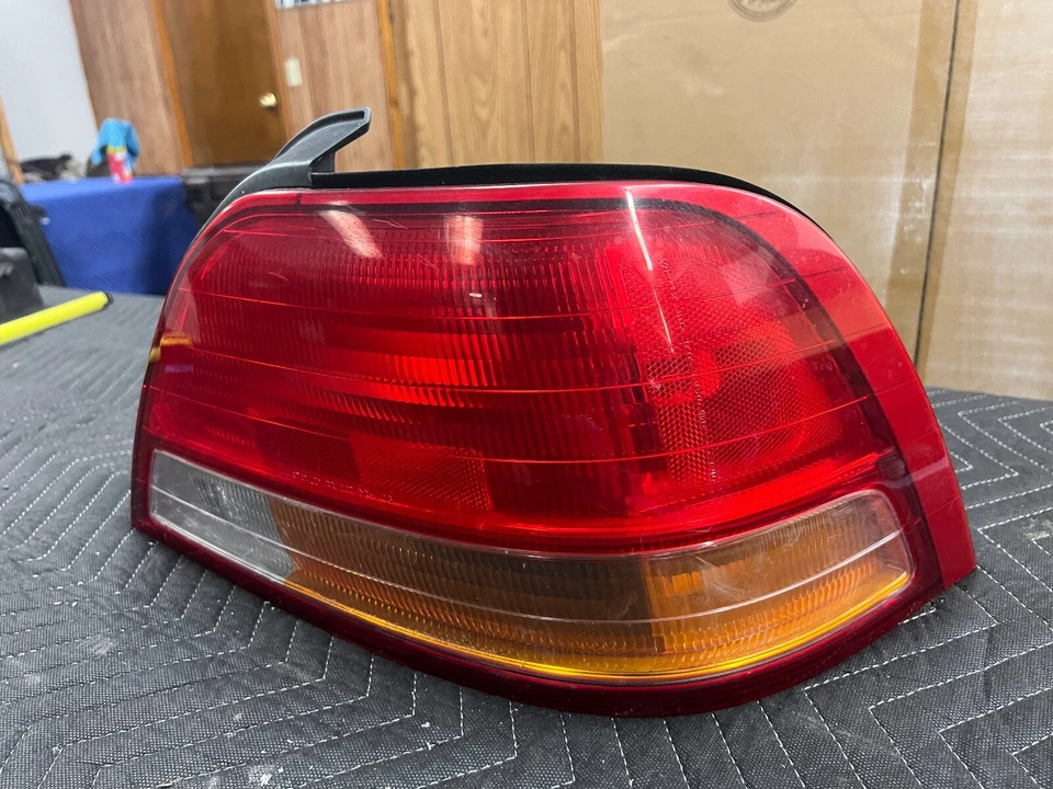 1995-1998 Acura TL Rear Passenger Right Tail Light Lamp Lens Assembly OEM #782EM - Image 1 of 4