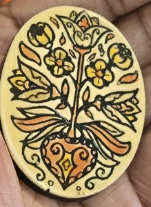 Broche broche vintage en bois laqué fleur peinte en relief 2 1/8 x 1 5/8" art populaire - Photo 1/13