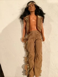Rara bambola vintage nativa americana tipo Ken 12" action figure vestita - posabile - Foto 1 di 8