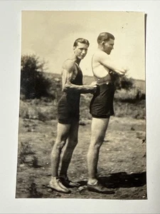 Canotta corta uomo due muscoli anni 20 vintage foto istantanea atleti outdoor - Foto 1 di 9