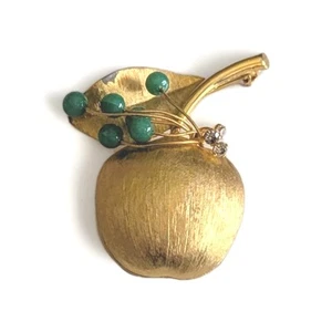 Vintage Hattie Carnegie Apple Brooch Gold Tone Jade Figural Pin Unsigned 1960s - Picture 1 of 13