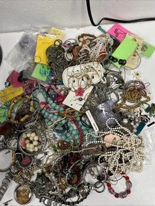 SCHMUCK UND UHREN KONVOLUT ~ UNGESUCHT ~ UNGEPRÜFT ~ 5+ PFUND - Bild 1 von 17