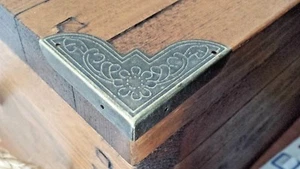 Confezione 4 Angoli Cassa Metallo Finitura Bronzo Antico 50mm su Dritto C116 - Foto 1 di 4
