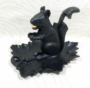 VINTAGE 7.5” CAST IRON METAL SQUIRREL NUTCRACKER SITTING ON LEAF PLATE - Picture 1 of 14