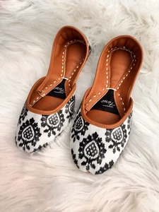 UK 4,5,6,7/Pakistani khussa/ Juttis/ Summer Florals handmade. Suede Like Outer - Picture 1 of 4