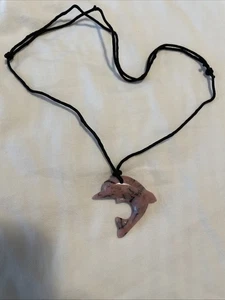 Rosa und schwarzer Stein Delphin 1,5" Halskette an einem Seil - Bild 1 von 6