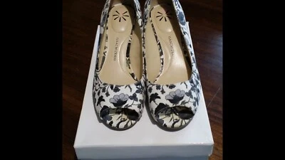 Isaac Mizrahi Live Zapatos Blanco y Negro Patrón Floral Sin Cordones Punta Abierta 8.5 Foto 1 de 4