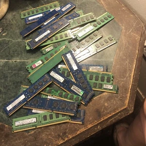 LOT OF 34,1.2LB SCRAP DDR2,DDR3 PC 2 GIG RAMS FOR USE OR GOLD RECOVERY AS IS - Afbeelding 1 van 4