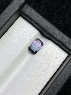 Натуральный двухцветный фиолетовый синий драгоценный камень изумруд огранка 1,65 карата прозрачный коллекционный - Изображение 1 из 4