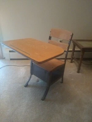 Escritorio antiguo para estudiantes Foto 1 de 4