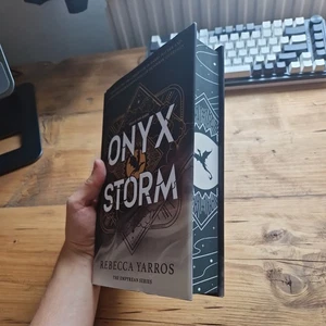 Fairyloot SIGNED Exclusive - Onyx Storm - Rebecca Yarros - Picture 1 of 13