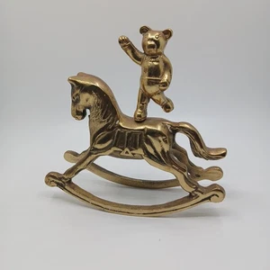 Estatuilla de caballo mecedor vintage de latón macizo de 5" de largo x 5" de alto decoración de guardería para bebés - Imagen 1 de 6