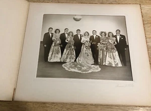 Retrato de estudio profesional vintage de fiesta de boda de los años 50 en carpeta de cartón - Imagen 1 de 6