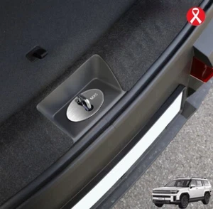 Moldura de cerradura de puerta de maletero de aluminio Hyundai SANTA FE 2024 - 1 pieza - Imagen 1 de 14