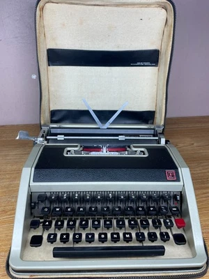 [REPARADO] Máquina de escribir ultraportátil Olivetti Lettera 33 totalmente funcional Foto 1 de 4