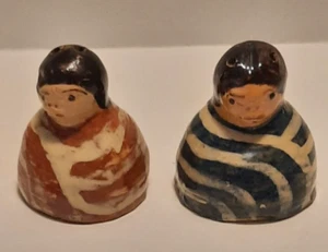 NATIVE AMERICAN INDIAN COUPLE HAND-PAINTED POTTERY SALT & PEPPER SHAKERS - Picture 1 of 6
