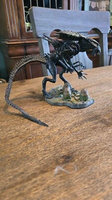 2005 McFarlane ALIEN vs PREDATOR Action Figure Playset AVP Alien Queen With Base - Image 1 of 3