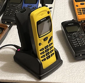 NOKIA 3110 Yellow Edition Rare Retro Collection Cellphone - Afbeelding 1 van 3