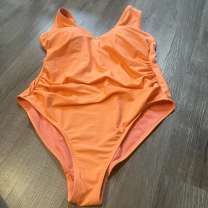 Größe 18W Kona Sol Damen V-Ausschnitt Einteiler Badeanzug Pfirsich Hohes Bein Rüschen Schlankmacher - Bild 1 von 8