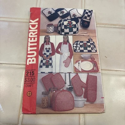Butterick 4147 Kitchen Craft Pattern Aprons Mitts Covers Placemats Uncut - Image 1 of 2
