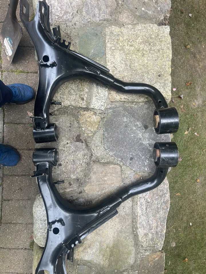 Land Rover LR3 And LR4 Rear Upper Right and Left Control Arms with Bushings - Image 1 of 2