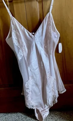 Nuevo con etiquetas Sexy Body de Peluche Victoria's Secret Rosa Pálido Satinado Encaje Talla M Foto 1 de 4