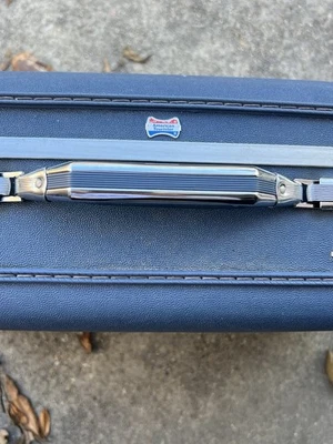 20 世纪 60 年代 American Tourister Tiara 行李箱 – 海军蓝硬壳旅行箱 — 第 1/4 张图片