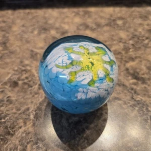 Mundgeblasener Kunst Glas Briefbeschwerer blau weiß gelb Wirbel Kugel Stil signiert 2010 - Bild 1 von 8