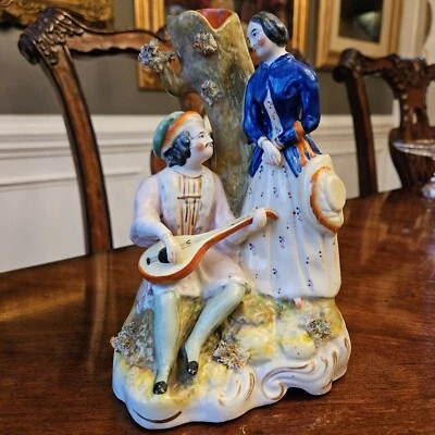 7 3/4” Staffordshire Figura Grupo Derrame Jarrón Amantes Mandolina Laúd Mujer Hombre 1850 Foto 1 de 4