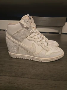 Scarpe Nike Dunk Sky Hi con zeppa nascosta tacco alto bianco 8 - Foto 1 di 5