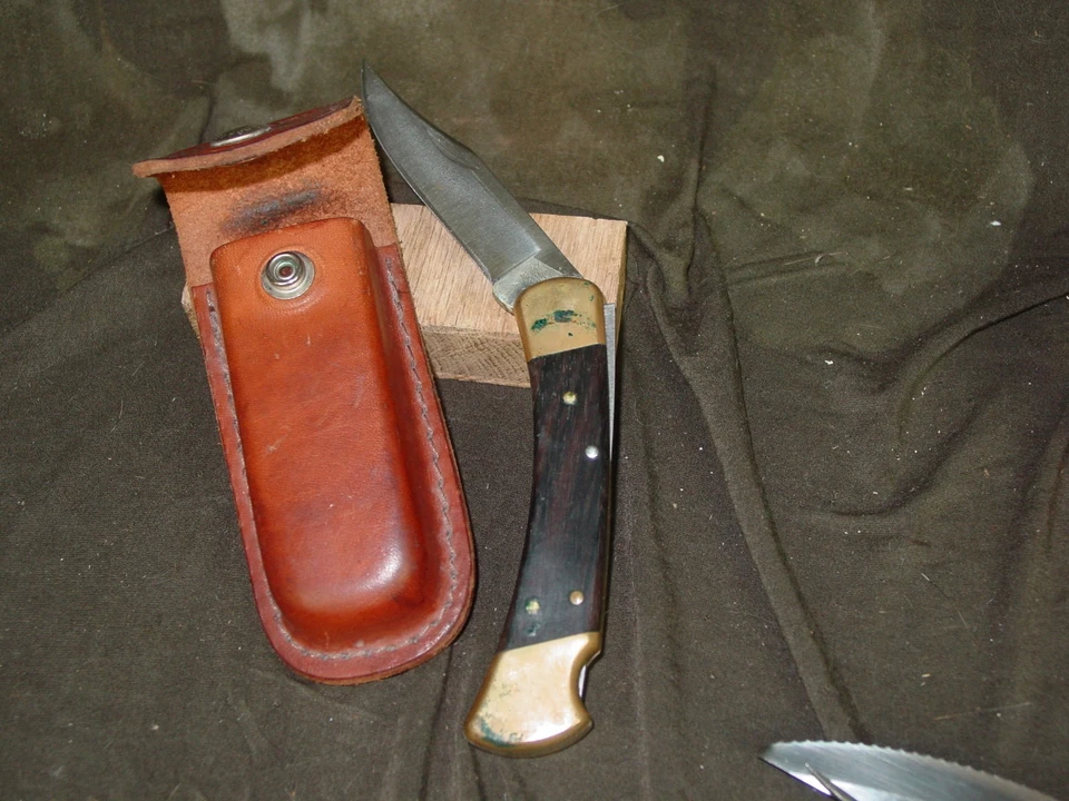 Cuchillo Buck - Modelo 110 - Plegable con Estuche de Cuero Shrade - 1987 Foto 1 de 4