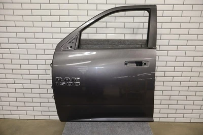 09-18 Ram 19-24 Ram Classic Crew Cab Driver Left LH Front Door (Granite PAU) Foto 1 de 4