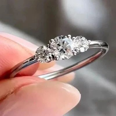 Anillo de compromiso de tres piedras de 2,00 Ctw corte redondo moissanita chapado en oro blanco de 14K Foto 1 de 4