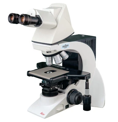 Microscopio de contraste de fase Leica DM2000 con cabezal inclinable Ergo Foto 1 de 4