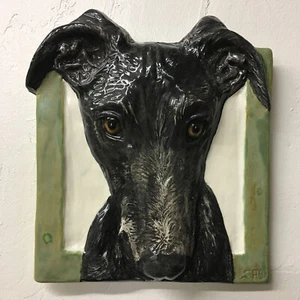 Piastrella ceramica cane cucciolo levriero fatta a mano 3d ritratto animale domestico Sondra Alexander Art - Foto 1 di 4