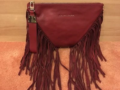 Bolso sin asas Trina Turk nuevo con etiquetas cuero de vino flecos eternos desmontable Wrisrlet Foto 1 de 4