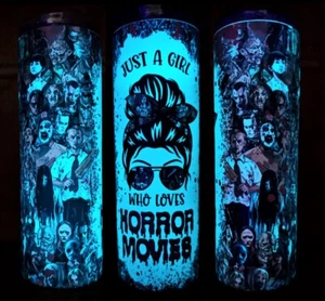 Película de terror chica brilla en la oscuridad. Vaso de 20 oz con tapa y paja - Imagen 1 de 6