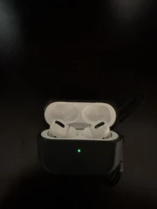 Apple AirPods Pro z bezprzewodowym etui ładującym MagSafe - białe z czarną pokrowcem - Zdjęcie 1 z 4